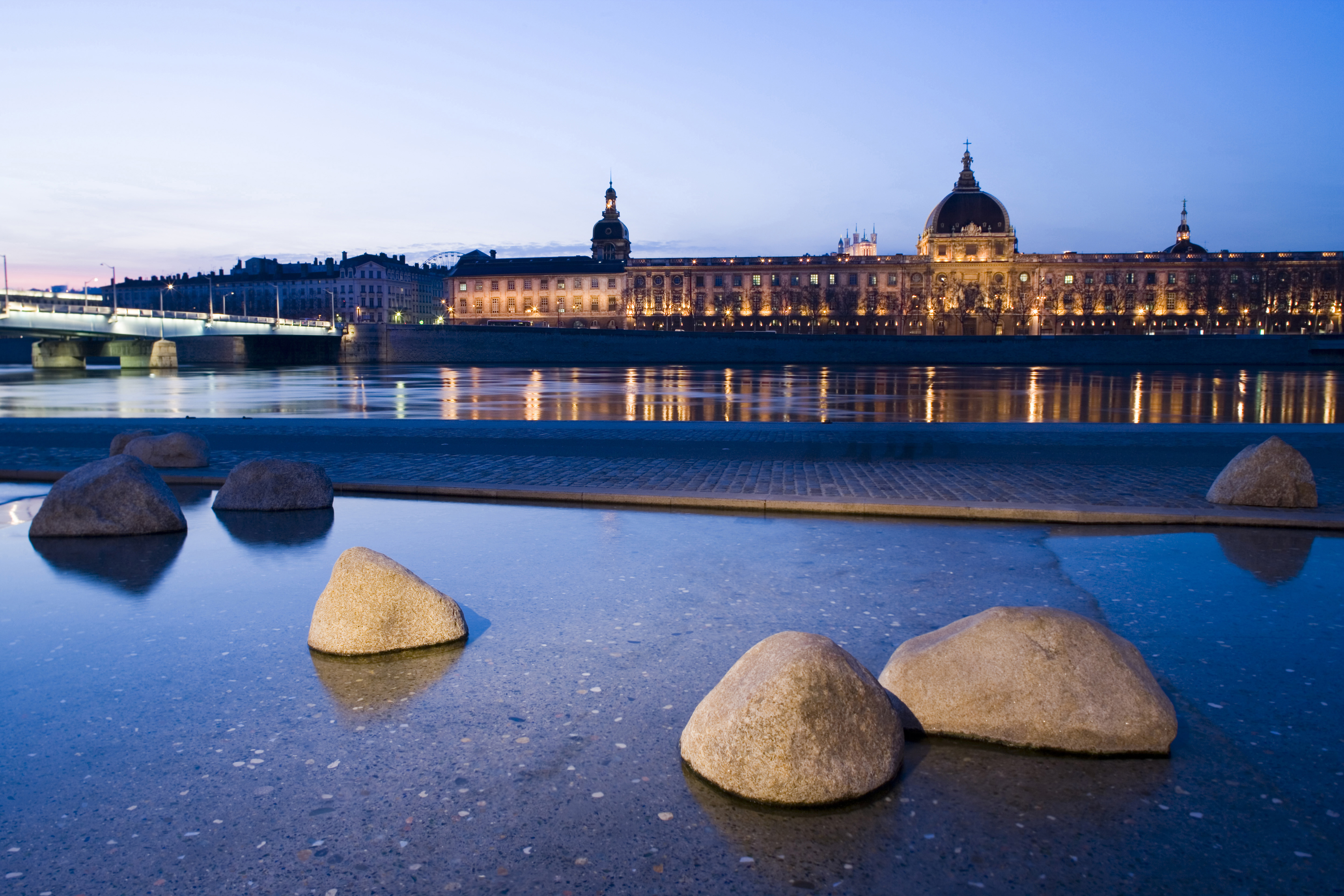 Hôtel-Dieu depuis les Berges © Tristan Deschamps